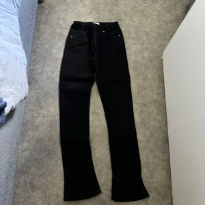 Svarta jeans  - Väldigt fina jeans som är bootcut längst ner. Kommer inte till användning använt 1 gång bara. Priset kan diskuteras och skriv för fler bilder! 