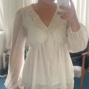Blus - Nästa oanvänd vit blus i bra kvalite 😻