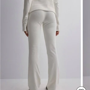 Mjukisbyxor  - Suupersköna mjukisbyxor som är låg/midwaist och utsvängda. Älskar dom men får ingen användning för de, så inga defekter. Nypris 349kr mitt pris 199kr 