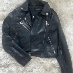 Skinnjacka - Jättefin oanvänd skinnjacka från pull and bear💕💕perfekt till hösten 🍂 