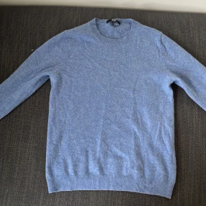 100% kashmir tröja - Säljer denna super snygga Kashmir tröjan från uniqlo. Säljer pga att den är för liten för mig. Storlek m men ganska liten så passar mer som s. Pris kan diskuteras vid snabb affär 55 cm från Axel neråt😃