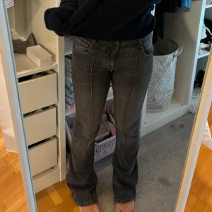 Lågmidjade bootcutjeans - Lågmidjade bootcut jeans från bershka. Säljer för 100kr. Storlek 36