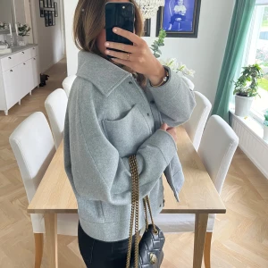 Grå höst kappa (aldrig använd)  - Superfin grå höstkappa med dragkedja och fina detaljer, aldrig använd men prislappen är borttagen🥰🥰🫶🏼