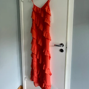Coral/orange bal/sommar klänning - Jätte fin klänning till bal eller bara sommaren generellt, den är ljusare i verkligheten, pris kan diskuteras vid snabbare affär🧡