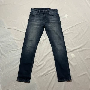 Jack and Jones Slim/straight jeans  - Slim/straight  jeans från Jack and Jones i modellen Tim, storlek 30/32, i fint skick. Pris 399kr, skriv vid fundering eller fråga 👀