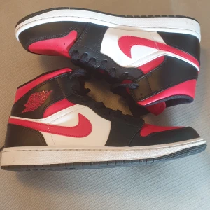Jordan 1 "Fire red" Storlek 44 - Jordan 1 skor som är använda 1 gång. Säljer pga för stor storlek Precis som nya, inte creasade alls.  Kan skicka fler bilder, bara att skriva till mig.  Priset är diskuterbart vid snabb affär.