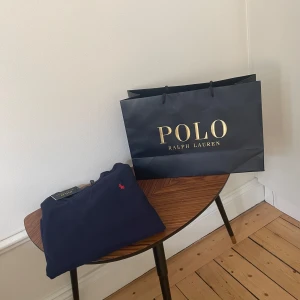 Polo Ralph Lauren Sweatshirt - Säljer denna klassiska Polo Ralph Lauren Sweatshirt 🎊 HELT OANVÄND MED TAGS KVAR ✅ Size S 👏 Nypris ligger på -1399 kr  Säljer 50%, i nyskick 💯 KOM PM FÖR MER INFO SAMT BILDER 👍