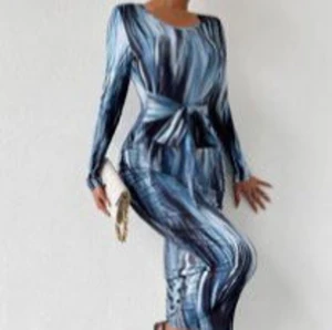 Kläning - Säljer denna klänning eftersom den inte kommer till användning längre, inga skador alls💕