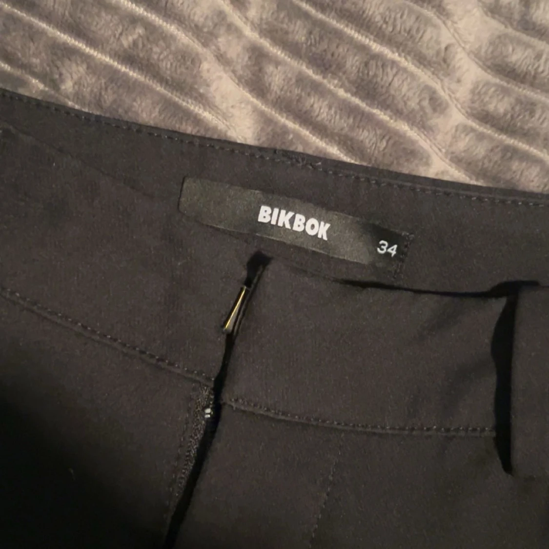 Kostymbyxor från bikbok - 90