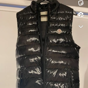 Moncler väst replika - Säljer min nästan helt oanvända Moncler väst eftersom jag inte använder längre.    • Nypris 900kr  • Mitt pris 499kr