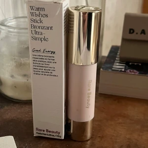 Rare Beauty  - Bronzerstick från Rare Beauty🩷Endast testad på handen några gånger, mycket produkt kvar. Säljer då färgen inte passade mig så bra😇köpt för 459kr, säljer för 300kr