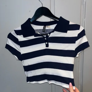 Randig marinblå topp💙 - Söt topp från H&M!💙 Knappt använd, i bra skick! Pris går att diskutera & få paketpris 