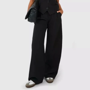 Kostymbyxor - Säljer dessa ursnygga kostymbyxor från Boohoo!😍 Aldrig använda och tyvärr för långa för mig🙏🏼