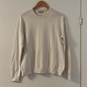 Stickad tröja  - En jätte fin stickad tröja från Mango! Skicket är 8/10. Passar på dig som har storlek S/M. Tveka inte om du har några funderingar! mvh gmd resell