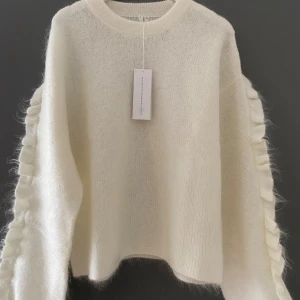 Stickad tröja mohair Arket - Säljer denna helt nya stickade tröjan i mohair från Arket!!❤️‍🔥❤️‍🔥🤩Säljer då ja beställde fel storlek och inte hann returnera. oversized i modellen. 