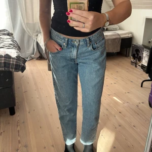 Blå jeans - Blå lågmidjade jeans från VAILENT. Använda en del, säljs pga för korta (är 173cm). 