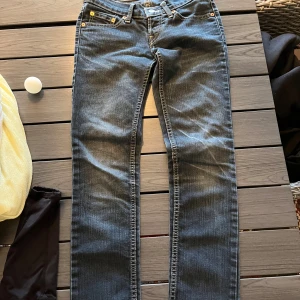 lowwaist straightleg jeans från levi’s  - de sitter väldigt lågt och nice och ser skinny ut på bilden men sitter mer straight leg. storlek 26/28 ungefär. jättebra skick knappast använda.