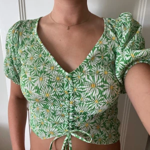 Somrig topp - Blommig topp från zara 