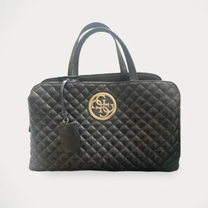Guess väska - Handväska från Guess.  Storlek: 34bred höjd 23 Material: Plast med tyg Nypris: 1950 SEK Anmärkning: Fläck.