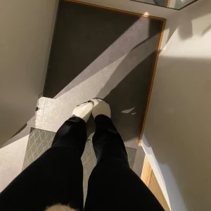 Bootcut jeans - Strl 40 Snygga bootcut jeans från Ginatricot Passar tyvärr inte längre mig, men bra längd på dem och passar utmärkt på mig som är 168 cm