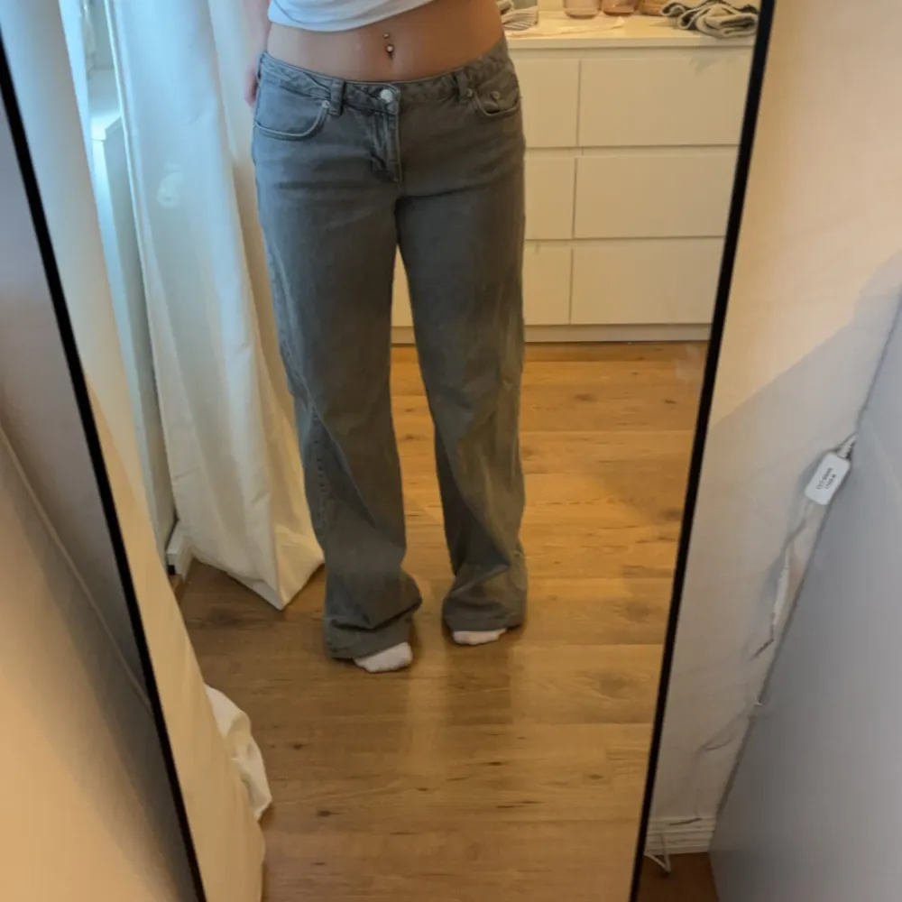 Jättefina jeans från nakd! Endast använd några få gånger så i jättebra skick! Uppsydda men för långa på mig som är 160, skulle gissa att dom passar någon runt 165! Nypris 699 mitt pris 300kr + frakt💞 kan sänka vid snabb affär!!. Jeans & Byxor.