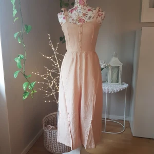 NY onepiece/jumpsuit med fickor - Ny i påse. 3/4 ben, passar XS/S (mindre byst). Knytbara axelband. ~ STOR rensning & klänningsbonanza i min shop ~ Välj 5 för 100kr oavsett pris, skicka medd/lämna som prisförslag (gäller där det står) ~