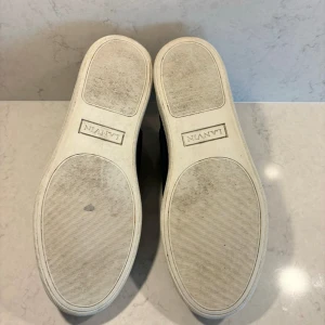 Lanvin sneakers navy suede - Sneakers från Lanvin i blå suede. Storlek 42,5 nypris 4999:-. Perfekta vardagliga skor. Allt medföljer.  Condition - 9/10. Väldigt fräscha skor. Ställ frågor! Kan möjligtvis gå ner i pris vid snabb affär!