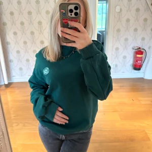 Grön sweatshirt - En grön sweatshirt från junkyard som jag inte längre använder💗