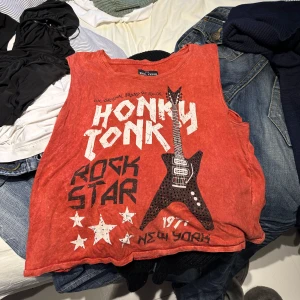 Rock tisha - Cool crop top med rhinestones på, jätte bra skick och aldrig använd.