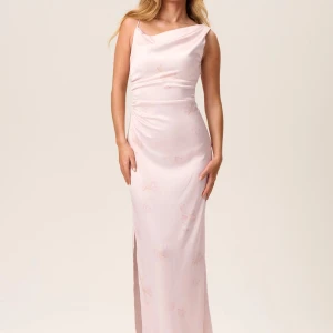 Klänning  - Säljer en rosa klänning med blommor 🌸  Från Adoore  Storlek 32 Aldrig använd med prislapp på!