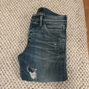 Jack & Jones jeans - Jack and Jones jeans med slitningar! Riktigt bra skick, W28 L32 slim fit!