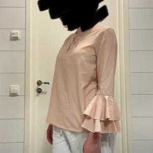 En tun råda blus - Knappt andvända ,i bra skick 