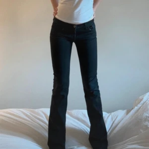 Svarta low waist bootcut jeans - Super snygga bootcut jeans, väldigt lågmidjade! Från J-brand💞Midjestorlek är 28 men passar även 26/27💞