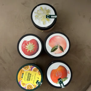 Dom är typ halva, men luktar Fantastisk💕 - Har jätte många de är därför ja säljer lite krämer, dom luktar jätte gott, den är vegansk 💕 en kräm kostar 30 och om man köper alla blir de 120💕