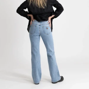 Jeans - Säljer dessa Abrand jeans då dom e för korta. Använda fåtal gånger, väldigt bra skick. Köpta för 999 säljer för 700, pris kan diskuteras.