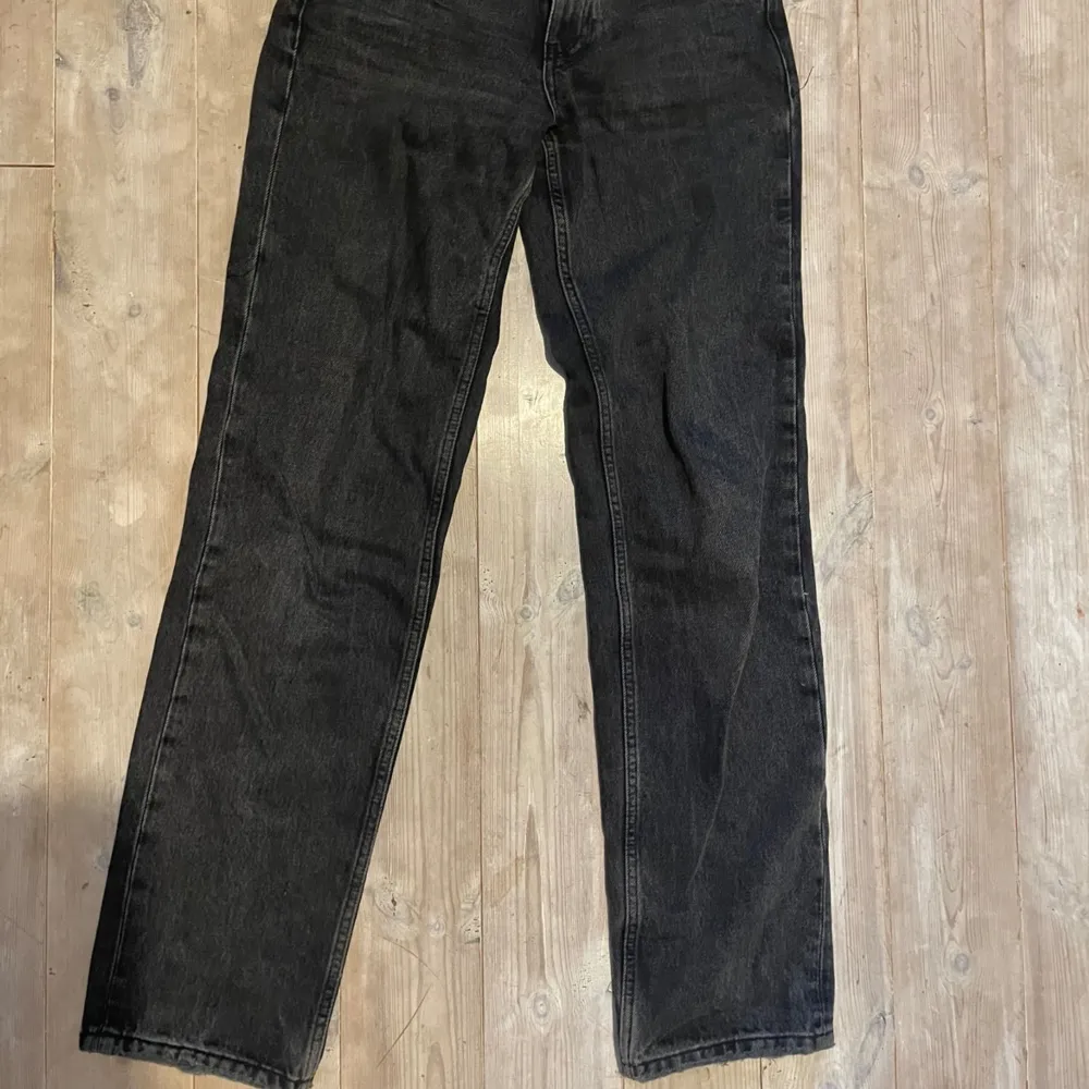 Säljer ett par svarta jeans från Gina Tricot i storlek 32. De har raka ben och är mellanlåga i midjan. Jeansen är i bra skick och har en snygg tvättad look. Säljer pga att de tyvärr är försmå:(. Jeans & Byxor.