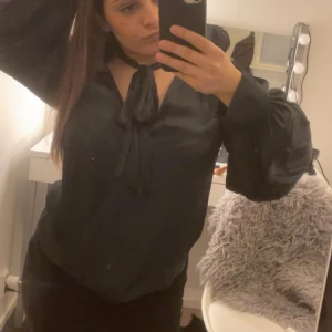Jättefin blus - Fin blus ifrån monki dom ör i bra skick. Bara att fråga om fler bilder om det önskas💕