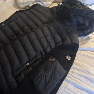 Moncler Cardigan - Jättefin , bra skick. Köpt i fel storlek därav bara hängt på hyllan.  Säljer åt pojkvännen, billigare vid snabb affär