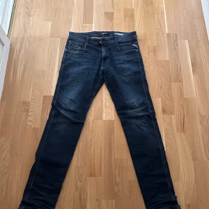Replay Anbass  - Tja, säljer ett par feta Replay anbass i gott skick! Modellen är slim fit o sitter riktigt snyggt på! Vid frågor eller funderingar så är de bara att skriva! Tills dess, ha de gött! 