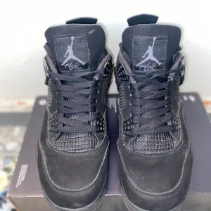 black cats jordan 4 - black cats jordan 4 Är använt ett par gånger storlek 43 boxen finns inte . Priset kan diskuteras