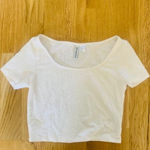 Topp - En topp i storlek XS. Aldrig använd, helt nytt skick. 