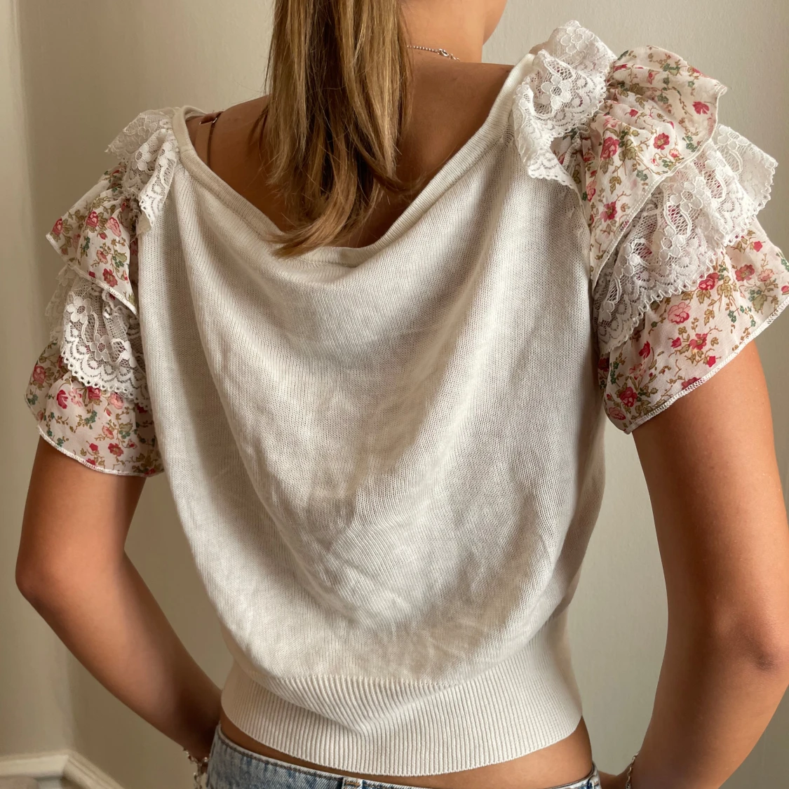 Gullig kofta med volanger och mönster - 90