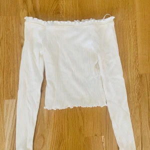 Topp - En off shoulder topp i storlek XS. Aldrig använd, helt nytt skick. 