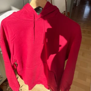 Fin röd hoodie  - Mysig hoodie från Weekday. Något större i storleken. Gott skick. 