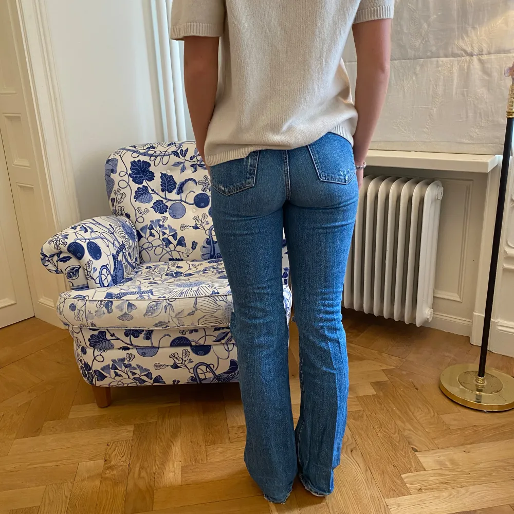 Så fina mörkblåa jeans från Zara som passar till i princip allt!💗🤍💗. Jeans & Byxor.