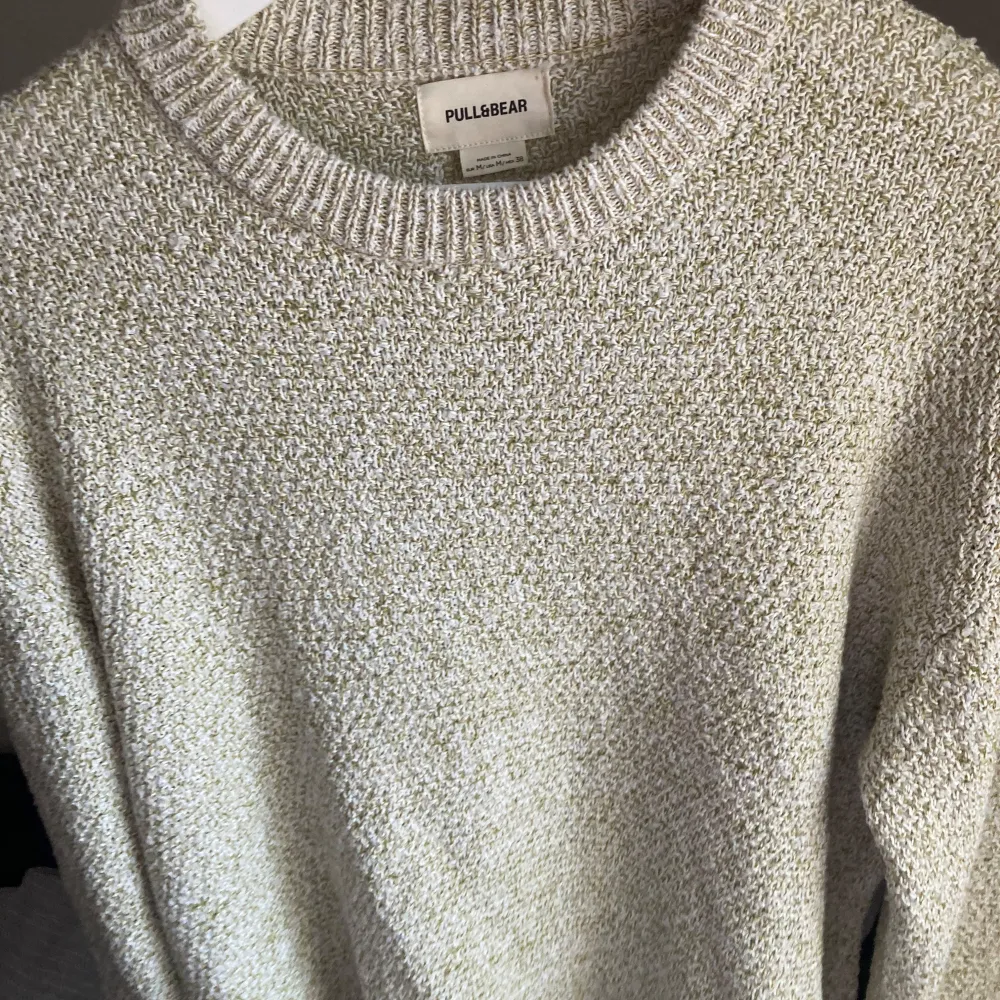 Beige kofta från Pull & Bear. Aldrig använd. Nyskick. Original pris 300kr.. Stickat.