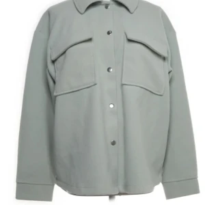 Gina tricot överskjorta  - Säljer helt ny överskjorta från Gina tricot endast använd 2 ggr och är helt ny 