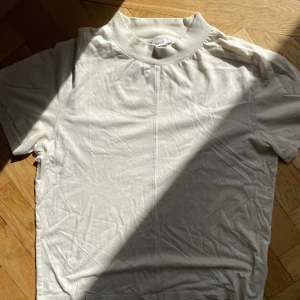 T-shirt Filippa k - Några små hål på tröjan. Ok skick