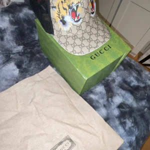 Gucci keps 🤩 - Tja säljer min Gucci keps knappt använd och den är i bra skick kan mötas upp i Örebro annars fraktar 🚚 kom dm för flera bilder 