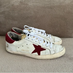 Golden goose - Säljer dessa riktigt snygga Golden goose i bra skick, om ni har några funderingar är de bara att höra av (OBS// Inget og ingår)